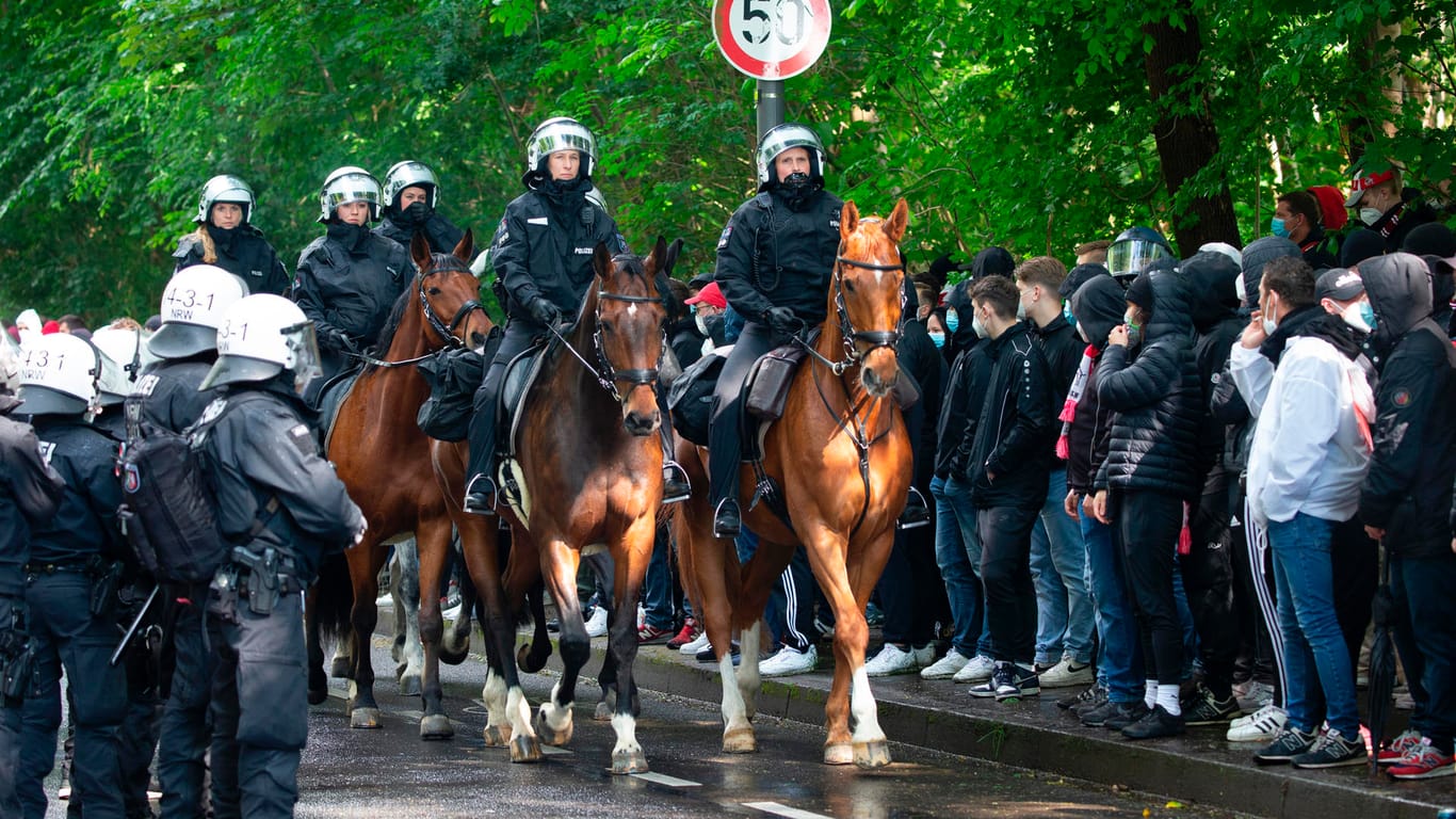 Fans stehen Spalier: Die Polizei zeigte derweil auch Präsenz mit der Reiterstaffel.