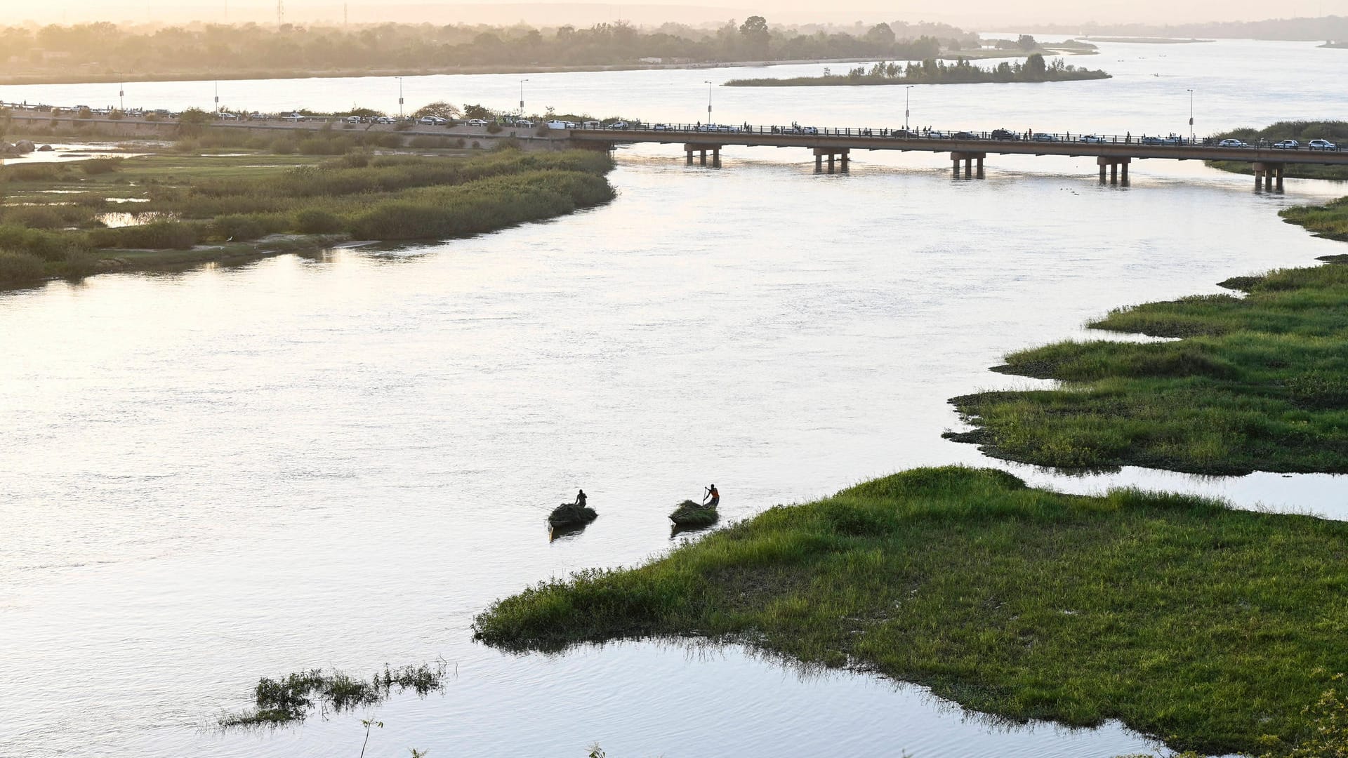 Der Fluss Niger im Westen Afrikas: Unglücke mit überfüllten Booten sind dort keine Seltenheit (Archivfoto). Der Fluss Niger im Westen Afrikas: Unglücke mit überfüllten Booten sind dort keine Seltenheit (Archivfoto).