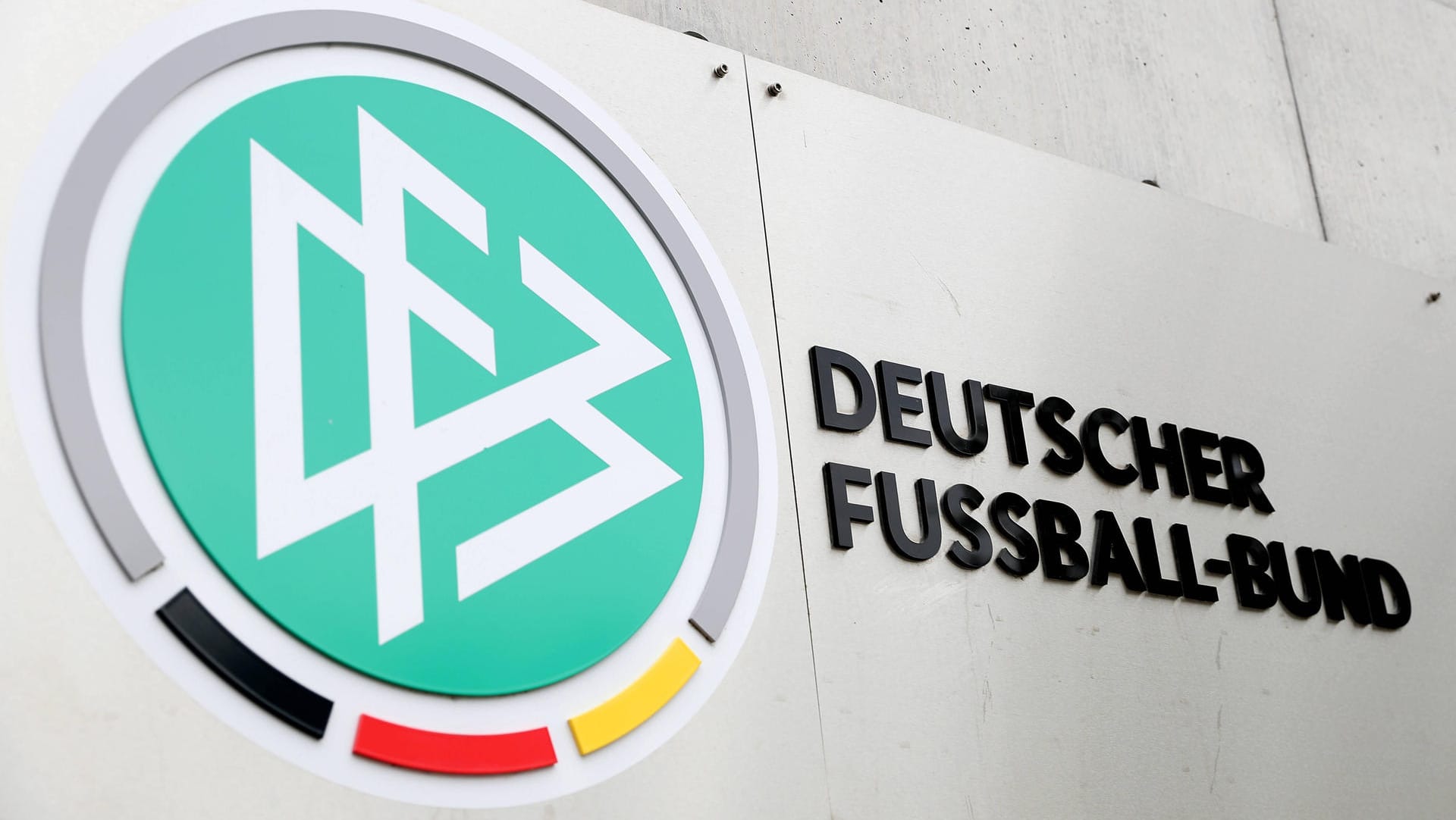 DFB-Sitz in Frankfurt: Beim größten Sportverband der Welt hängt aktuell der Haussegen schief. DFB-Sitz in Frankfurt: Beim größten Sportverband der Welt hängt aktuell der Haussegen schief.