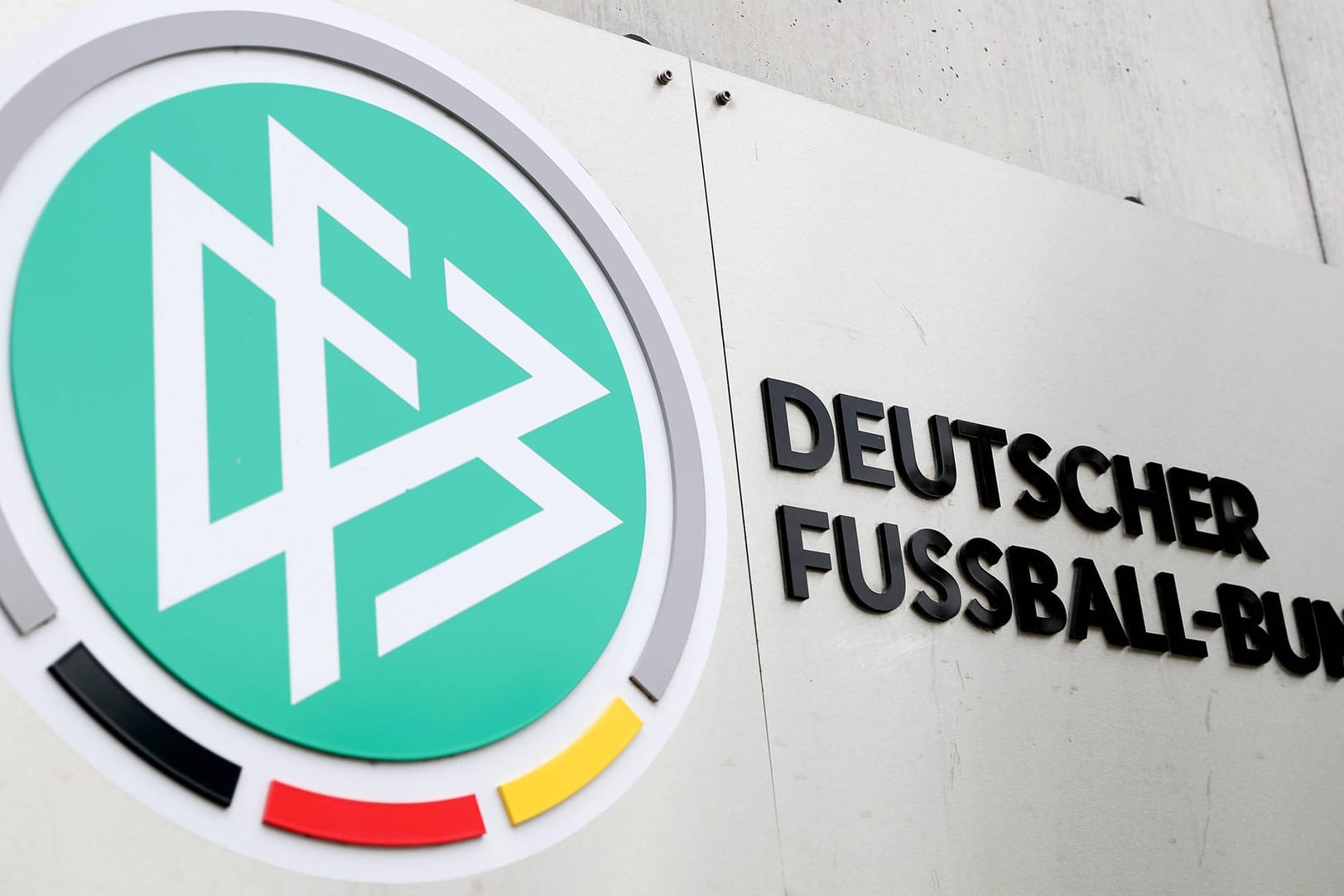 DFB-Sitz in Frankfurt: Beim größten Sportverband der Welt hängt aktuell der Haussegen schief.