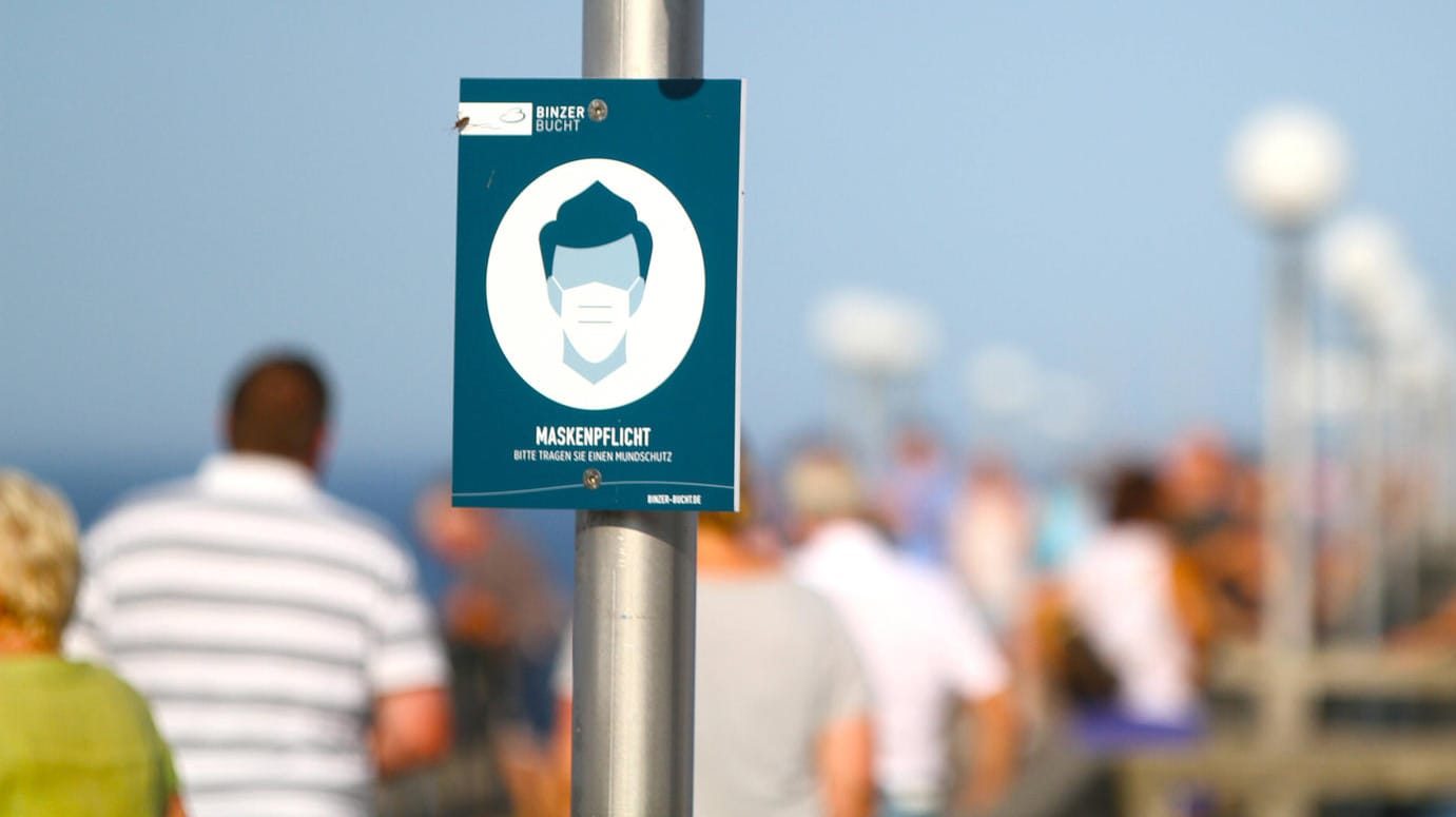 Hinweisschild auf die Maskenpflicht im Ostseebad Binz: Bald ist der Besuch dort wieder für Besucher aus ganz Deutschland möglich. (Archivbild aus dem Jahr 2020)