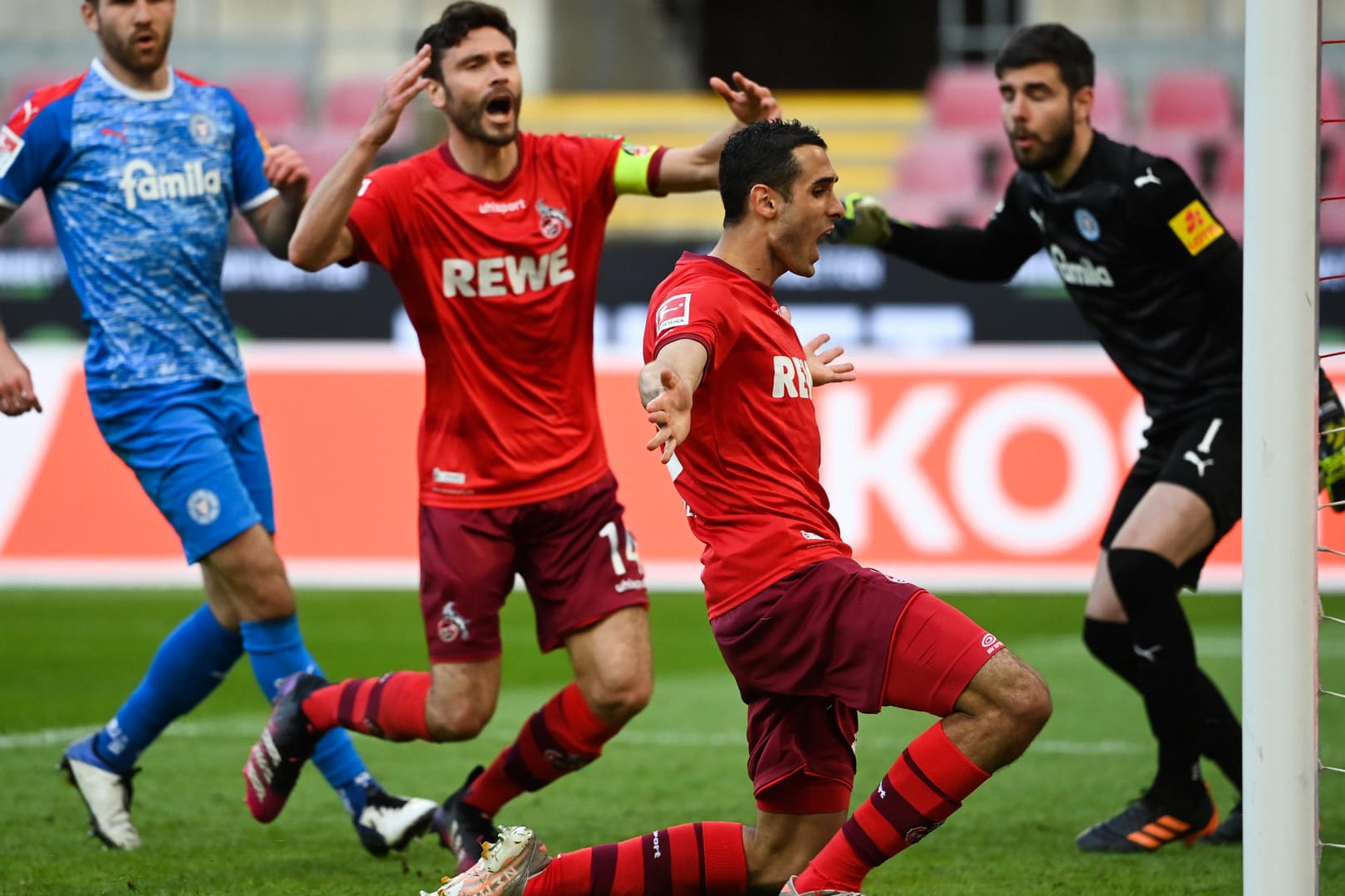 Kölner Entsetzen: Ellyes Skhiri (3. v. l.) und Jonas Hector (M.) reagieren fassungslos nach einer vergebenen Chance.