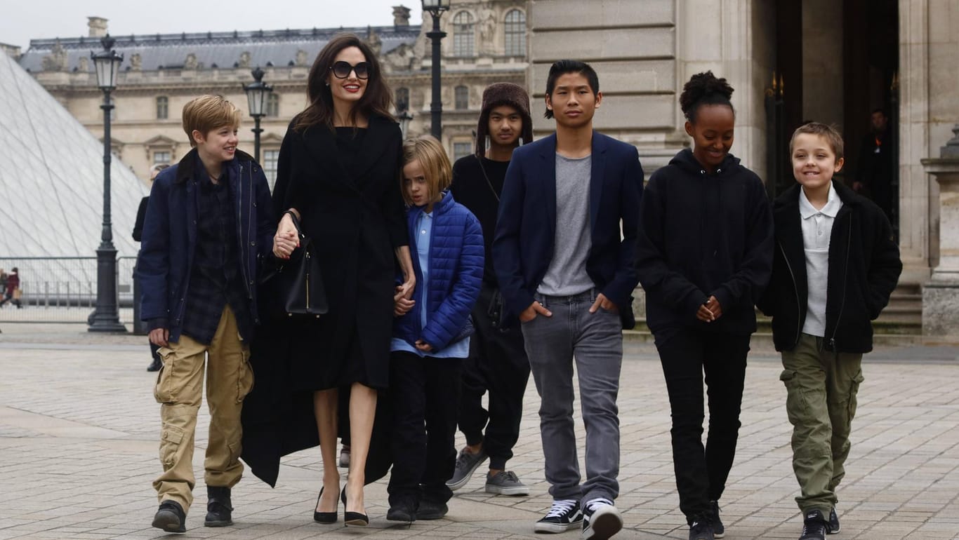 Angelina Jolie mit ihren Kindern: Shiloh, Maddox, Vivienne, Pax, Zahara und Knox.