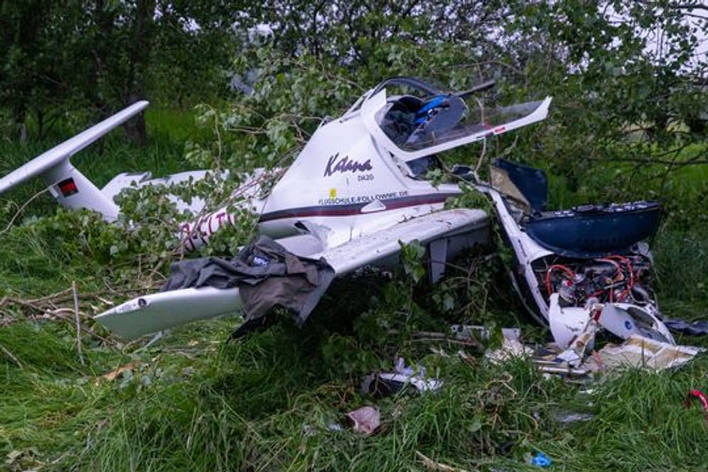 Wrackteile eines abgestürzten Flugzeugs: In Grefrath stürzte die Maschine ab.