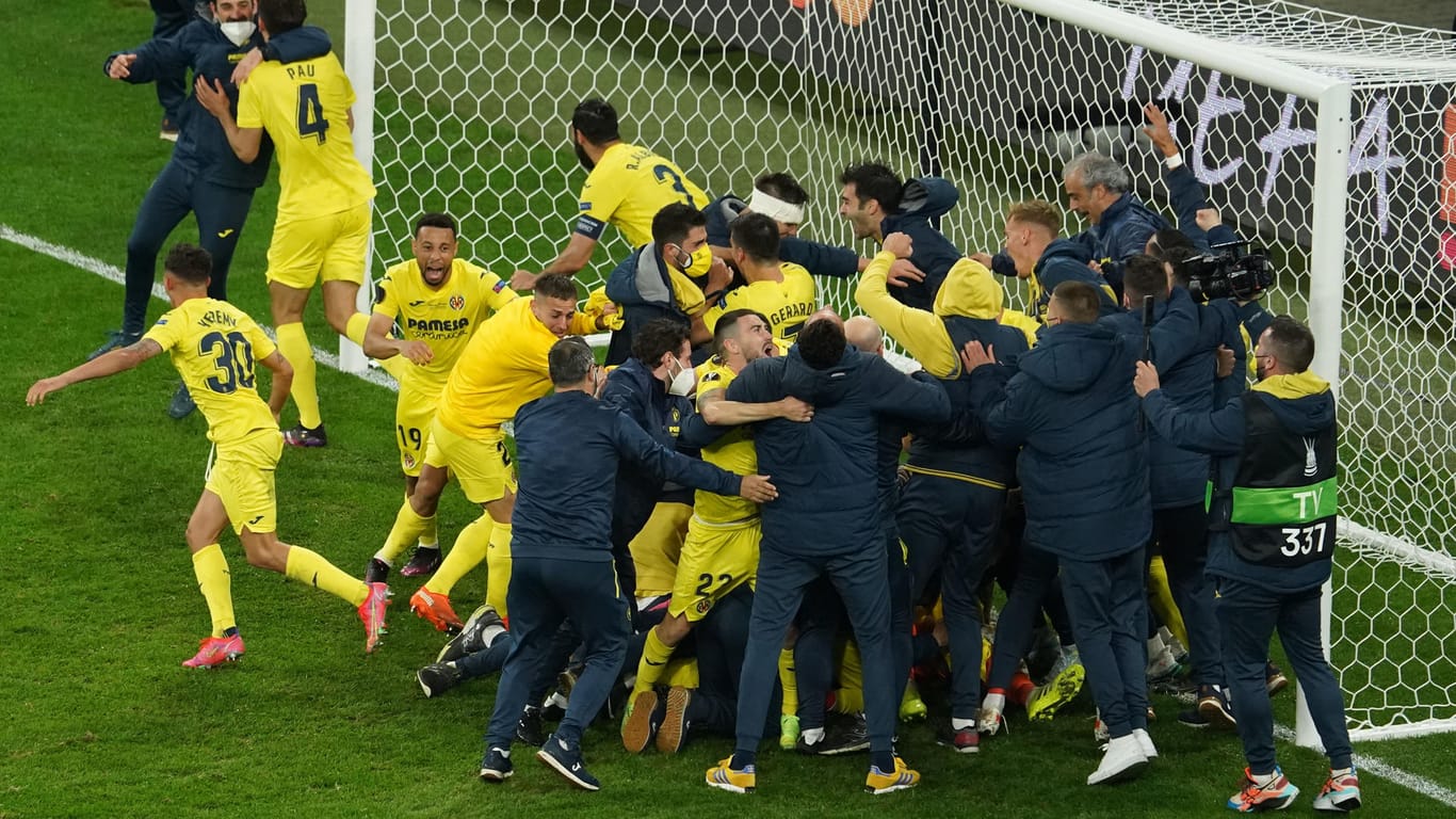 Pure Freude: Die Villarreal-Spieler und -Betreuer feierten nach dem Abpfiff gegen Manchester ausgelassen.