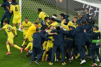 Pure Freude: Die Villarreal-Spieler und -Betreuer feierten nach dem Abpfiff gegen Manchester ausgelassen.