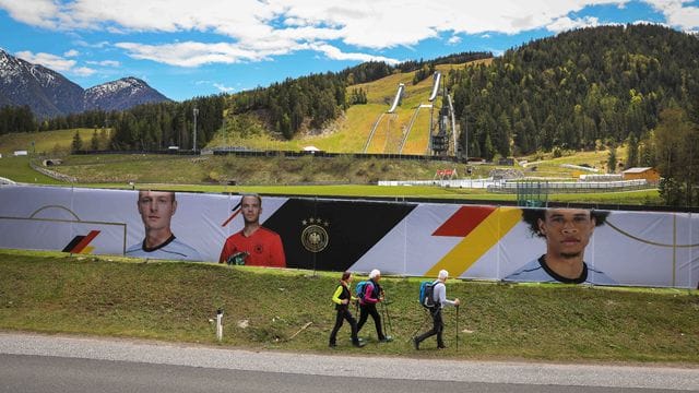 Willkommen in Österreich: Seefeld ist bereit für das DFB-Team. Willkommen in Österreich: Seefeld ist bereit für das DFB-Team.
