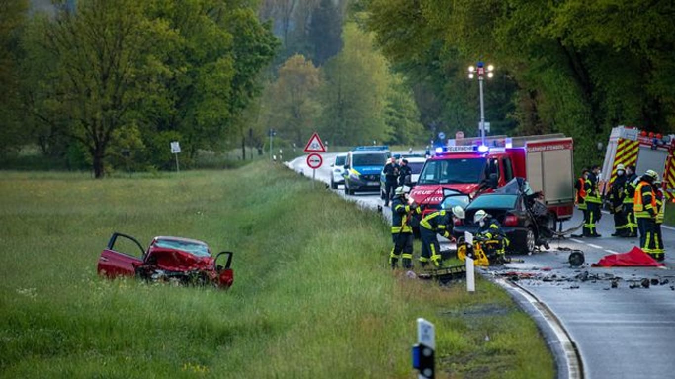 Einsatzkräfte der Feuerwehr am Unfallort: Eine Frau und ihr Sohn starben bei dem Unfall.