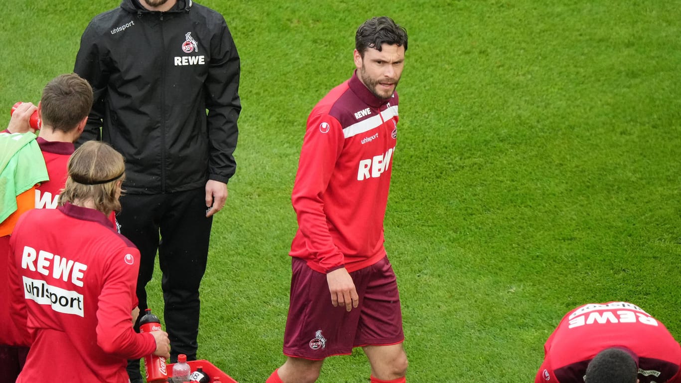 Jonas Hector blickt kritisch: Nach dem Spiel gegen Kiel platzte ihm der Kragen.