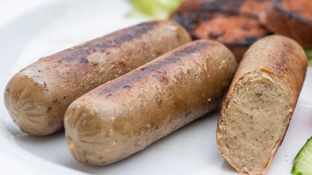 Fleischlose Produkte: Laut "Öko-Test" enthalten vegetarische und vegane Bratwürste oftmals Rückstände aus Mineralöl. Fleischlose Produkte: Laut "Öko-Test" enthalten vegetarische und vegane Bratwürste oftmals Rückstände aus Mineralöl.
