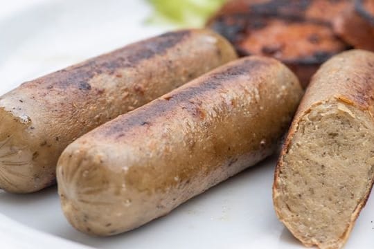 Fleischlose Produkte: Laut "Öko-Test" enthalten vegetarische und vegane Bratwürste oftmals Rückstände aus Mineralöl.