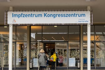 Kommunales Corona-Impfzentrum in der Schwarzwaldhalle Karlsruhe (Archivbild): Viele Menschen bekommen bei ihrem Hausarzt einen Impftermin und vergessen, sich im Impfzentrum abzumelden.