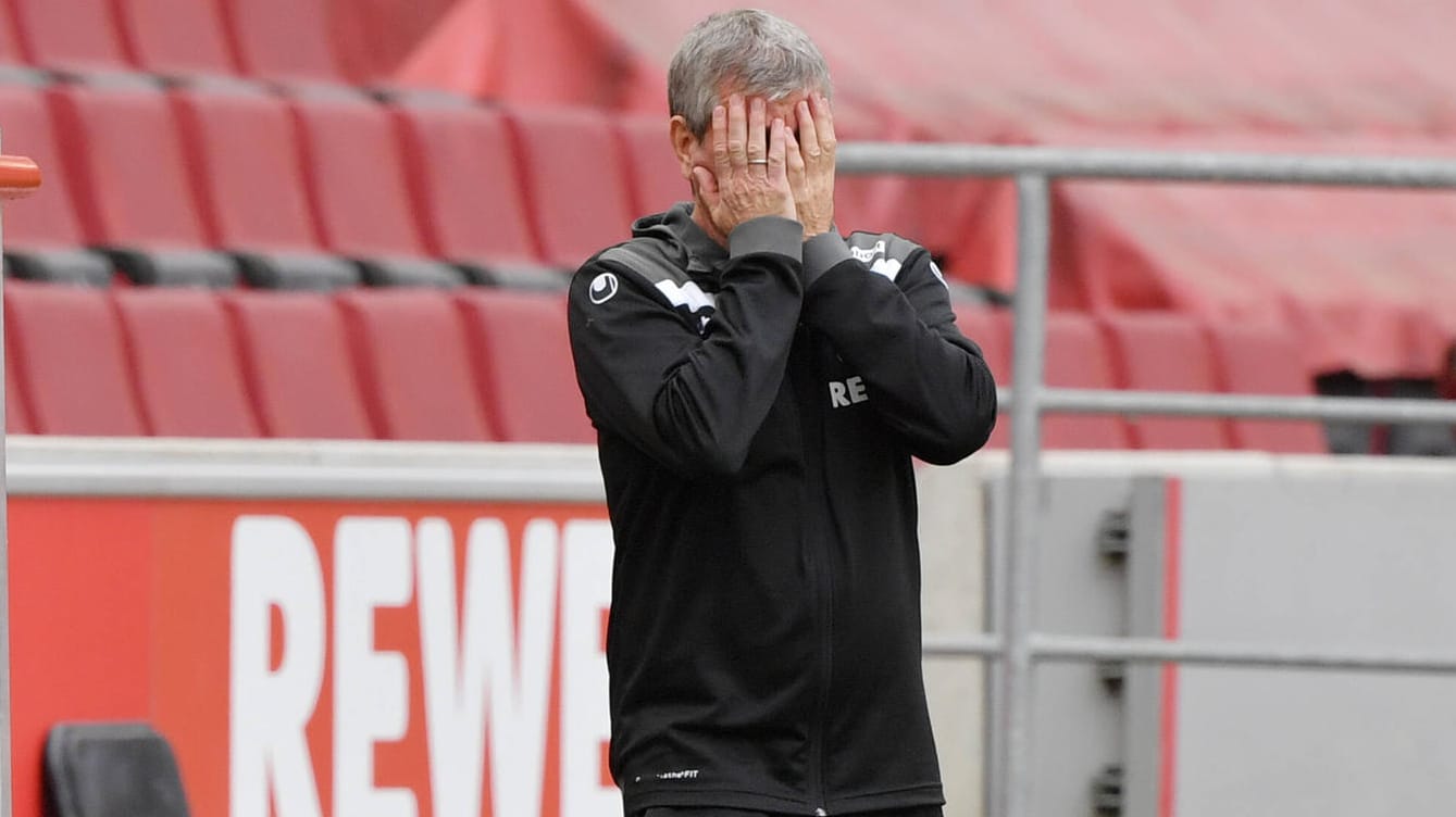 Friedhelm Funkel: Der Trainer des 1. FC Köln ist nach der Relegations-Niederlage im Hinspiel gegen Kiel fassungslos.