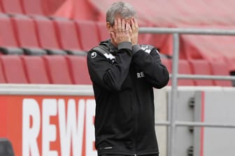 Friedhelm Funkel: Der Trainer des 1. FC Köln ist nach der Relegations-Niederlage im Hinspiel gegen Kiel fassungslos.