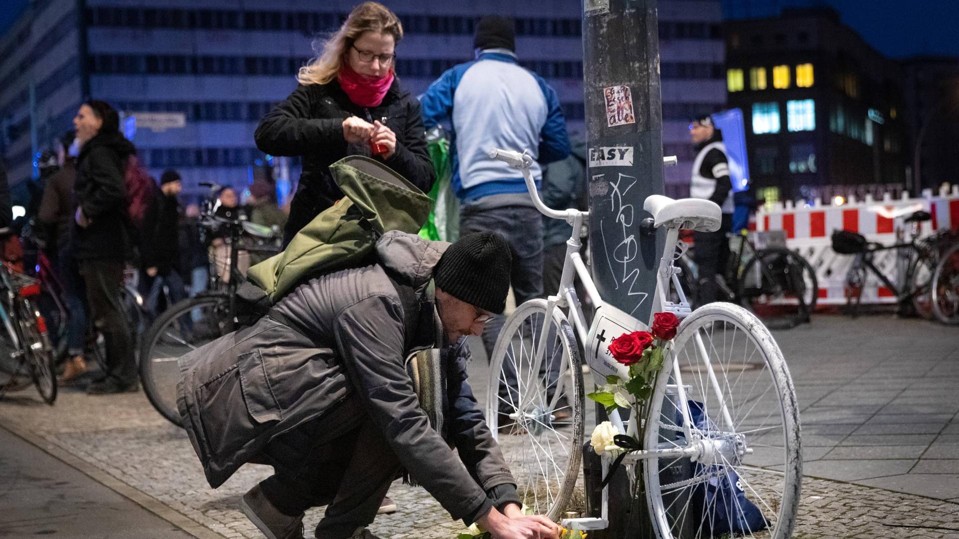 Gedenken an getötete Fahradfahrerin Mehrere hundert Menschen gedenken mit einer Mahnwache der 37 jäh Gedenken an getötete Fahradfahrerin Mehrere hundert Menschen gedenken mit einer Mahnwache der 37 jäh