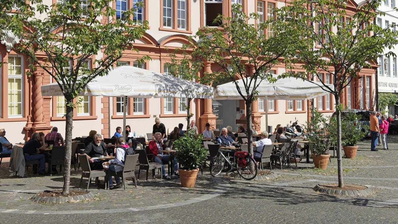 Ab Donnerstag wieder möglich: Mainz öffnet unter anderem Außengastronomie, Handel und Fitnessstudios wieder.
