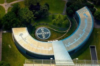 Luftbild der Bayer-Zentrale in Leverkusen (Symbolbild): Der Glyphosat-Streit in den USA lässt den Chemie- und Pharmakonzern nicht los.