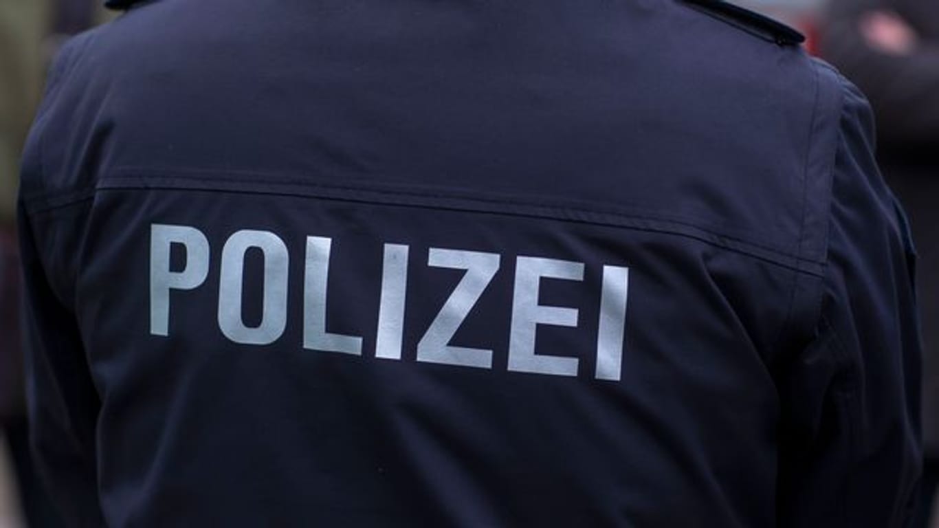 "Polizei" Steht auf der Uniform eines Polizisten (Symbolbild): In Stuttgart wurde ein Randalierer festgenommen.