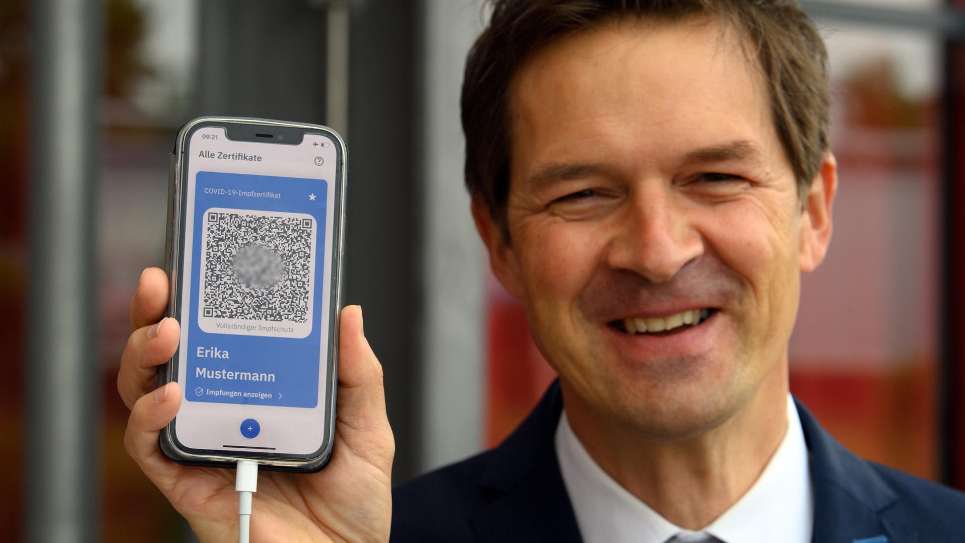Ein IBM-Manager zeigt den digitalen Impfpass: Jetzt sind erste Feldtests gestartet Ein IBM-Manager zeigt den digitalen Impfpass: Jetzt sind erste Feldtests gestartet