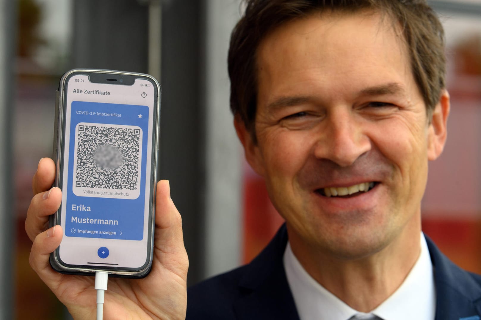Ein IBM-Manager zeigt den digitalen Impfpass: Jetzt sind erste Feldtests gestartet