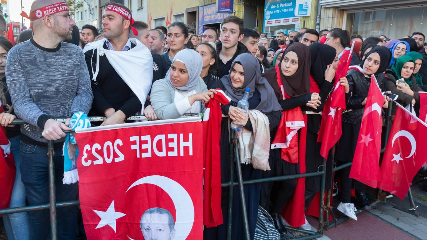 Ansammlung zur offiziellen Eröffnungsfeier der Ditib-Moschee in Köln 2018: In Deutschland ließ sich der türkische Präsident von zahlreichen Anhängern feiern.