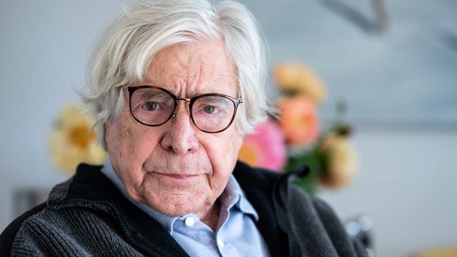 Bazon Brock ist emeritierter Professor für Ästhetik und Kulturvermittlung. Bazon Brock ist emeritierter Professor für Ästhetik und Kulturvermittlung.