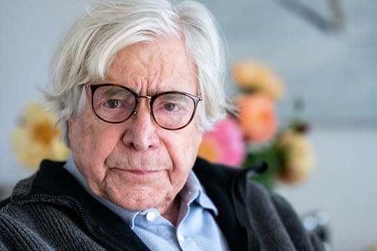 Bazon Brock ist emeritierter Professor für Ästhetik und Kulturvermittlung.