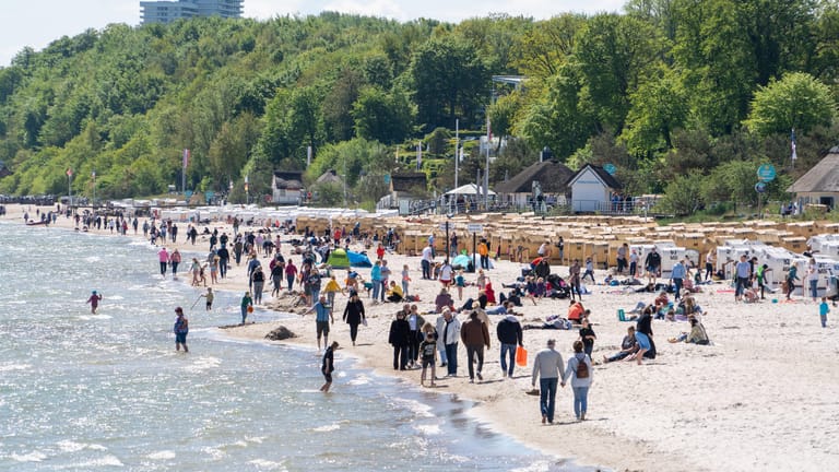 Strand an der Lübecker Bucht in Scharbeutz: Ab Montag dürfen sich auch wieder mehr Menschen im Innenraum treffen.
