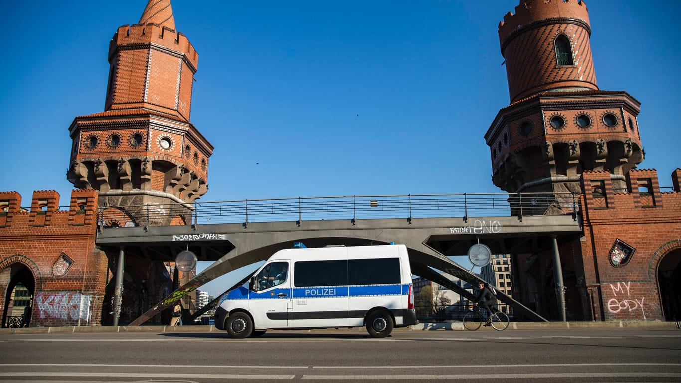 Ein Polizeiwagen vor der Oberbaumbrücke in Berlin (Symbolbild): Hier brach der verletzte Jugendliche zusammen.