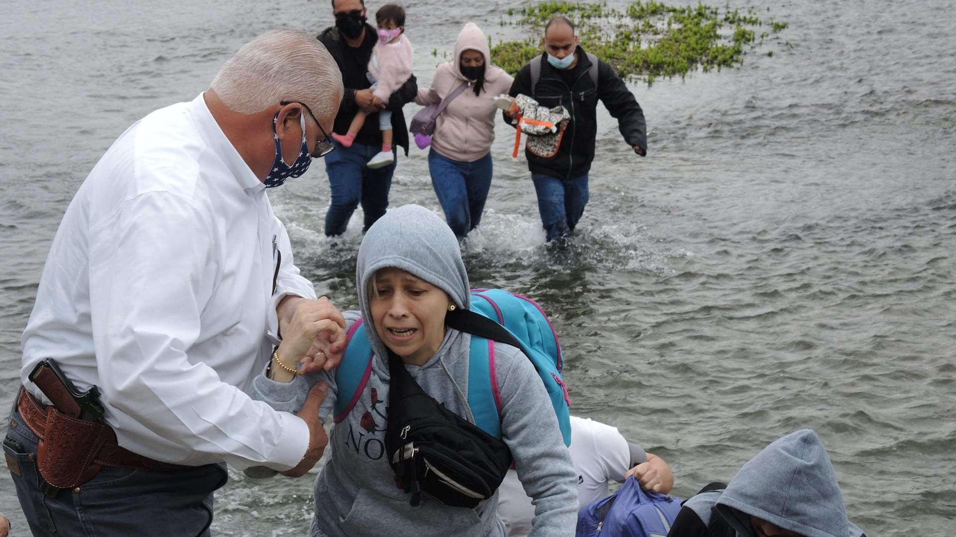 Joe Frank Martínez: Der Sheriff des Val Verde County im US-Bundesstaat Texas hilft Migranten ans Ufer, die gerade den Rio Grande von Mexiko in die USA überquert haben.