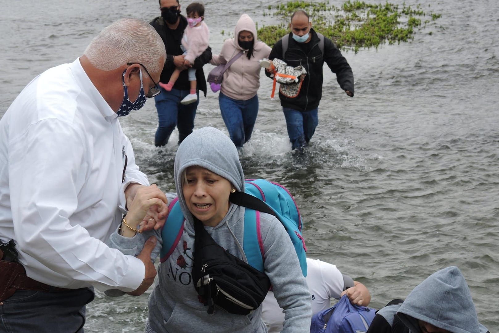 Joe Frank Martínez: Der Sheriff des Val Verde County im US-Bundesstaat Texas hilft Migranten ans Ufer, die gerade den Rio Grande von Mexiko in die USA überquert haben.