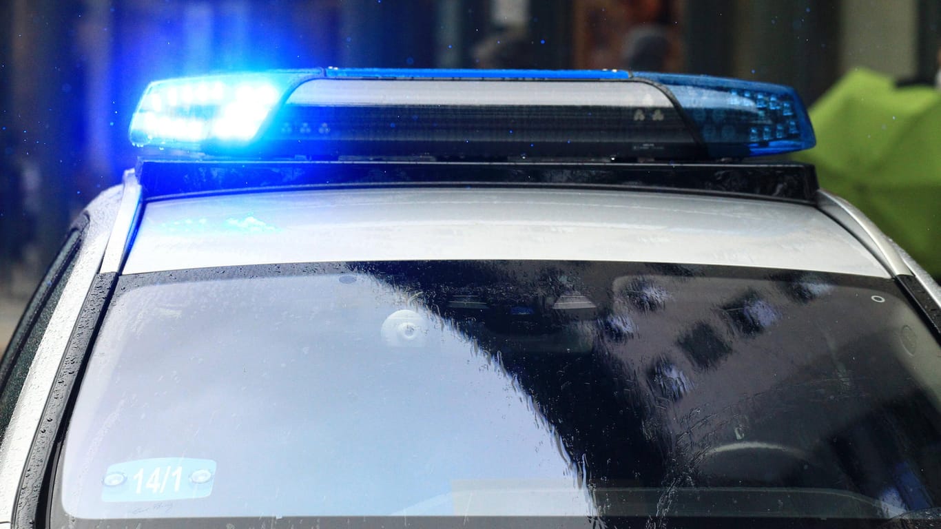 Blaulicht auf einem Einsatzwagen der Polizei (Symbolbild): Die Polizei hatte eine Fremdeinwirkung zu Beginn nicht ausgeschlossen.