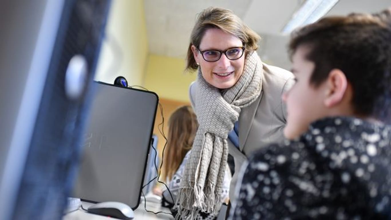 Die App "Zukunft läuft" soll auf der Suche nach dem passenden Weg in Ausbildung und Beruf helfen, sagt die Rheinland-pfälzische Bildungsministerin Stefanie Hubig (SPD).