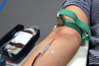 Blutabnahme: Anhand einer Blutuntersuchung soll festgestellt werden, ob die Geimpften genügend Antikörper gegen das Coronavirus im Blut haben.