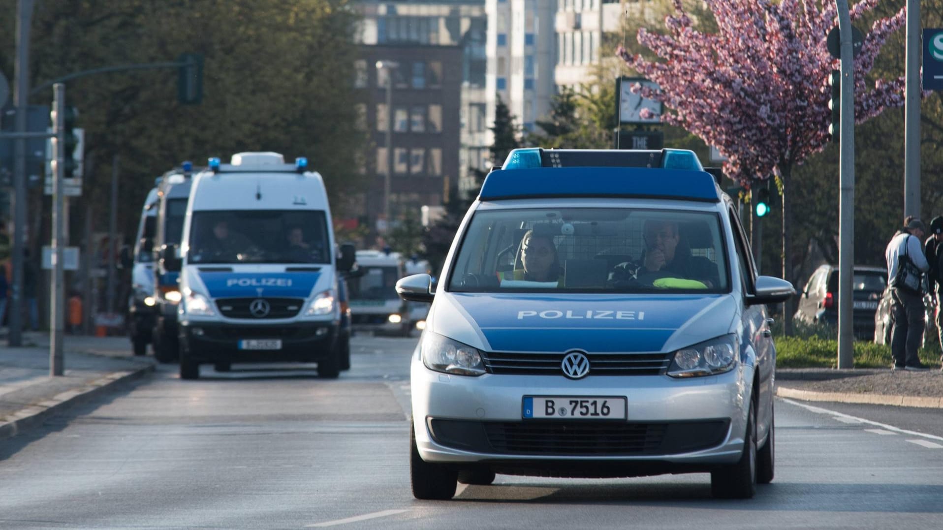 Berlin: Als Einsatzkräfte einen Streit hatten schlichten wollen, eskalierte die Situation am Berliner Gesundbrunnen.