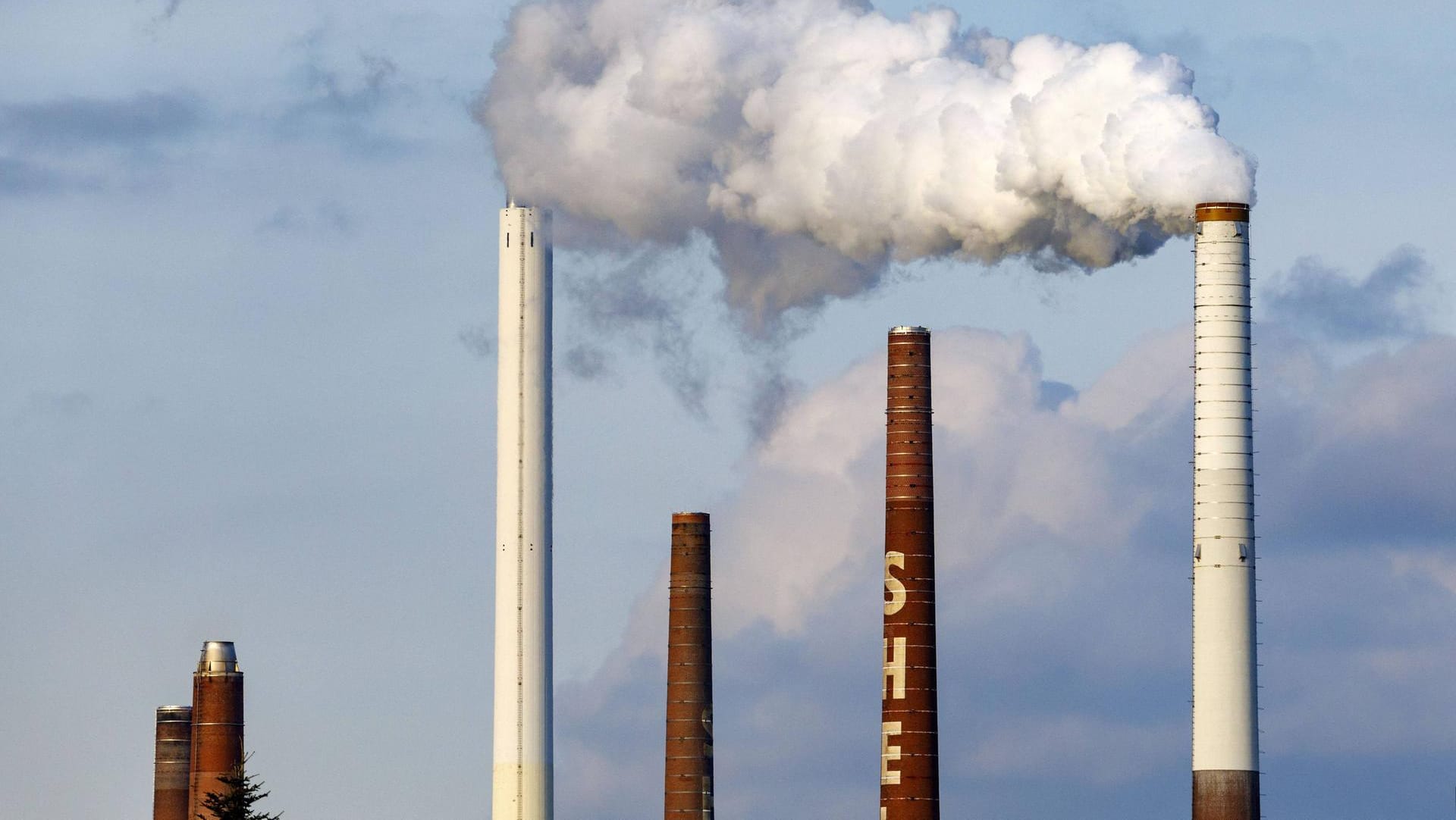 Schornsteine an der Shell Rheinland Raffinerie in Godorf (Symbolfoto): Der Ölkonzern wurde vor Gericht zu mehr Klimaschutz verurteilt.