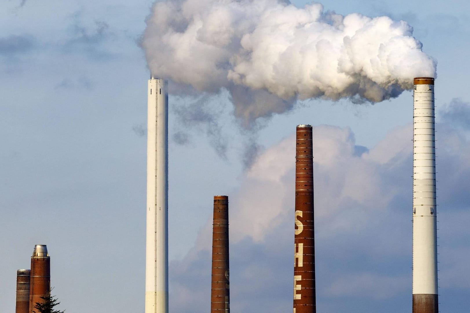 Schornsteine an der Shell Rheinland Raffinerie in Godorf (Symbolfoto): Der Ölkonzern wurde vor Gericht zu mehr Klimaschutz verurteilt.