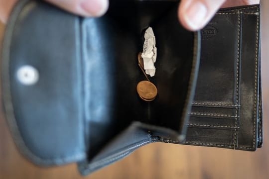 Die Zahl der Menschen, die Hilfe von Schuldner- und Insolvenzberatungsstellen in Anspruch genommen haben, ist im Corona-Jahr 2020 leicht gestiegen.
