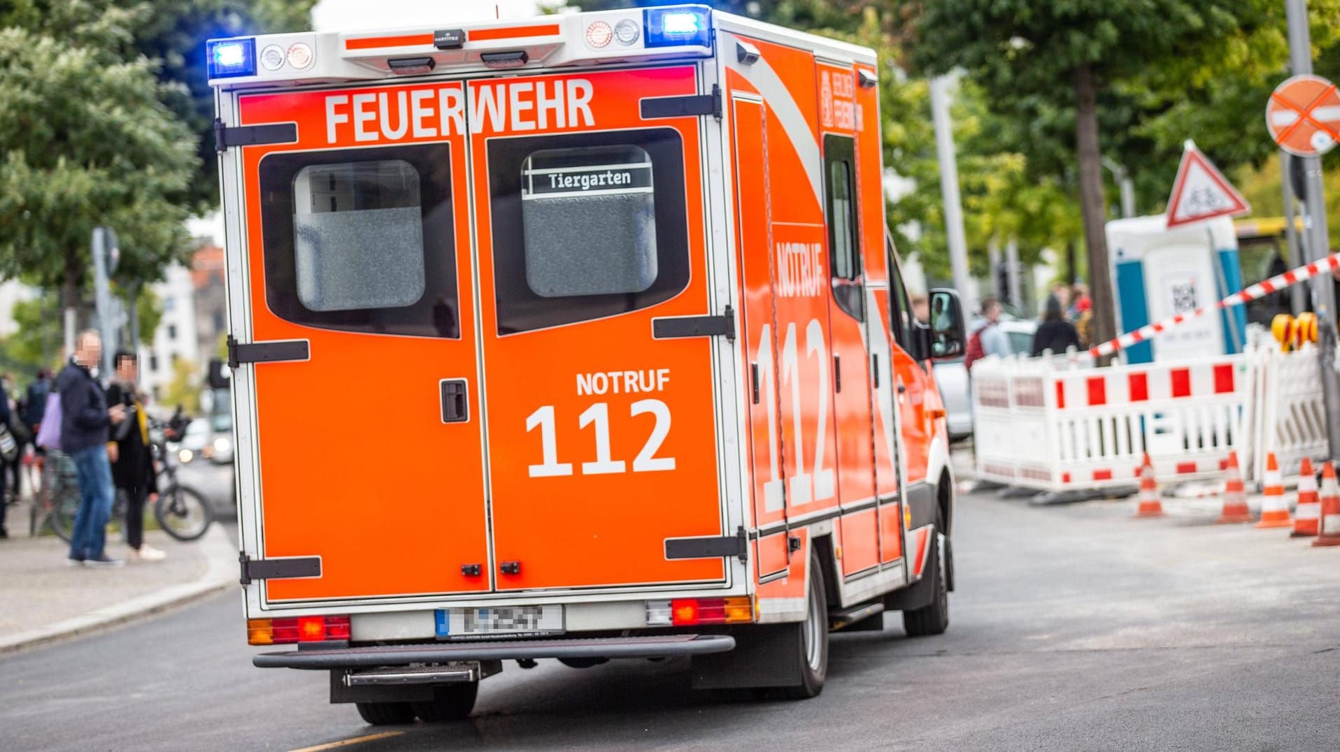 Krankenwagen: Eine Radfahrerin ist bei einem Unfall auf der Frankfurter Allee in Berlin-Friedrichshain tödlich verletzt worden.