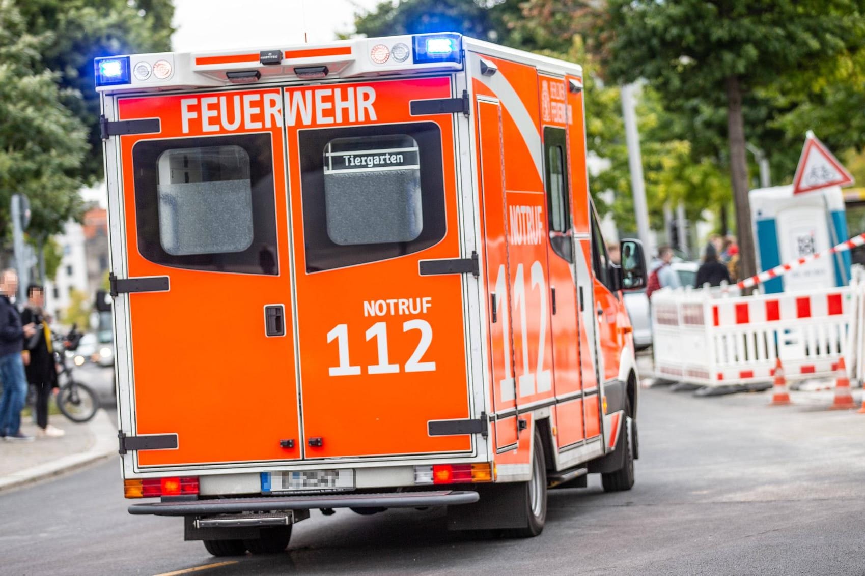 Krankenwagen: Eine Radfahrerin ist bei einem Unfall auf der Frankfurter Allee in Berlin-Friedrichshain tödlich verletzt worden.