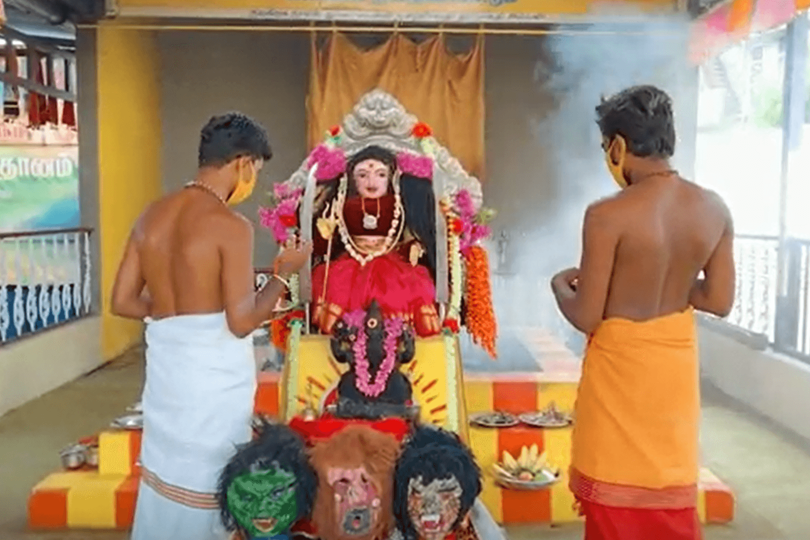 Corona-Gottheit in Indien: "Selbst die Ärzte sind nicht in der Lage, mit dem ungeheuren Ausmaß der Situation fertig zu werden", beschreiben die Tempel-Mitarbeiter die aktuelle Lage in der Stadt.
