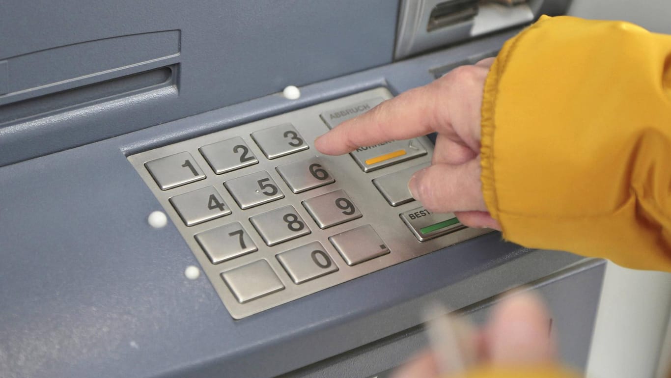 Eine Frau am Bankautomaten (Symbolbild): Die Polizei sucht nach einer mutmaßlichen Bankkarten-Diebin.