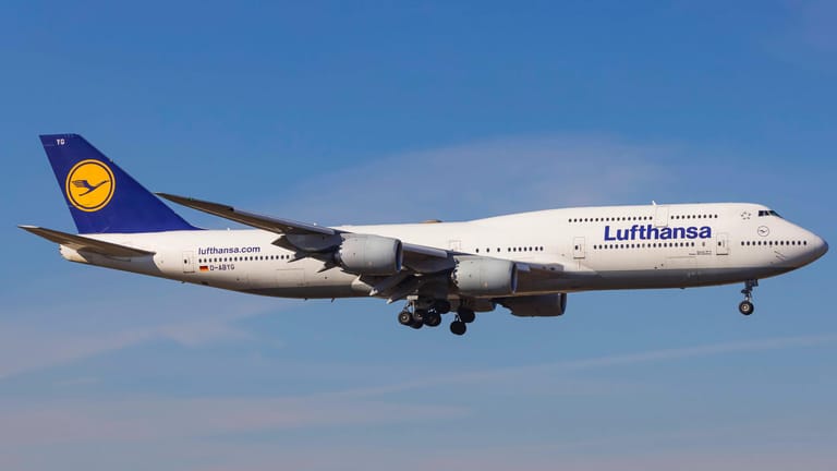 Lufthansa-Flieger (Symbolbild): Die Tochter Lufthansa Technik macht einige Standorte dicht.