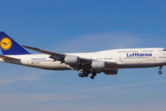 Lufthansa-Flieger (Symbolbild): Die Tochter Lufthansa Technik macht einige Standorte dicht.