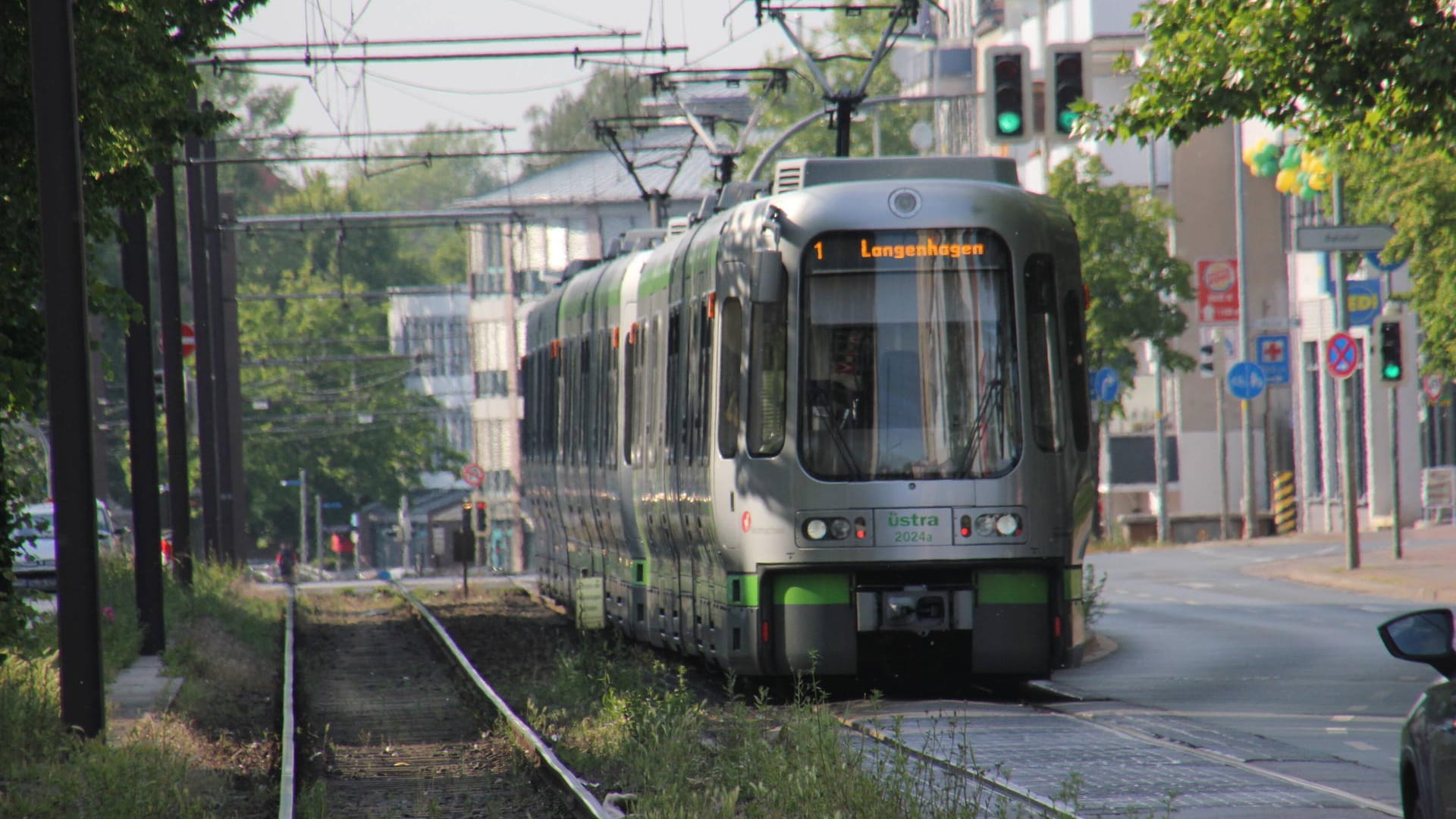 Eine Bahn der Üstra in Hannover (Symbolbild): Beim Abbiegen soll der Mann die Bahn übersehen haben. Eine Bahn der Üstra in Hannover (Symbolbild): Beim Abbiegen soll der Mann die Bahn übersehen haben.