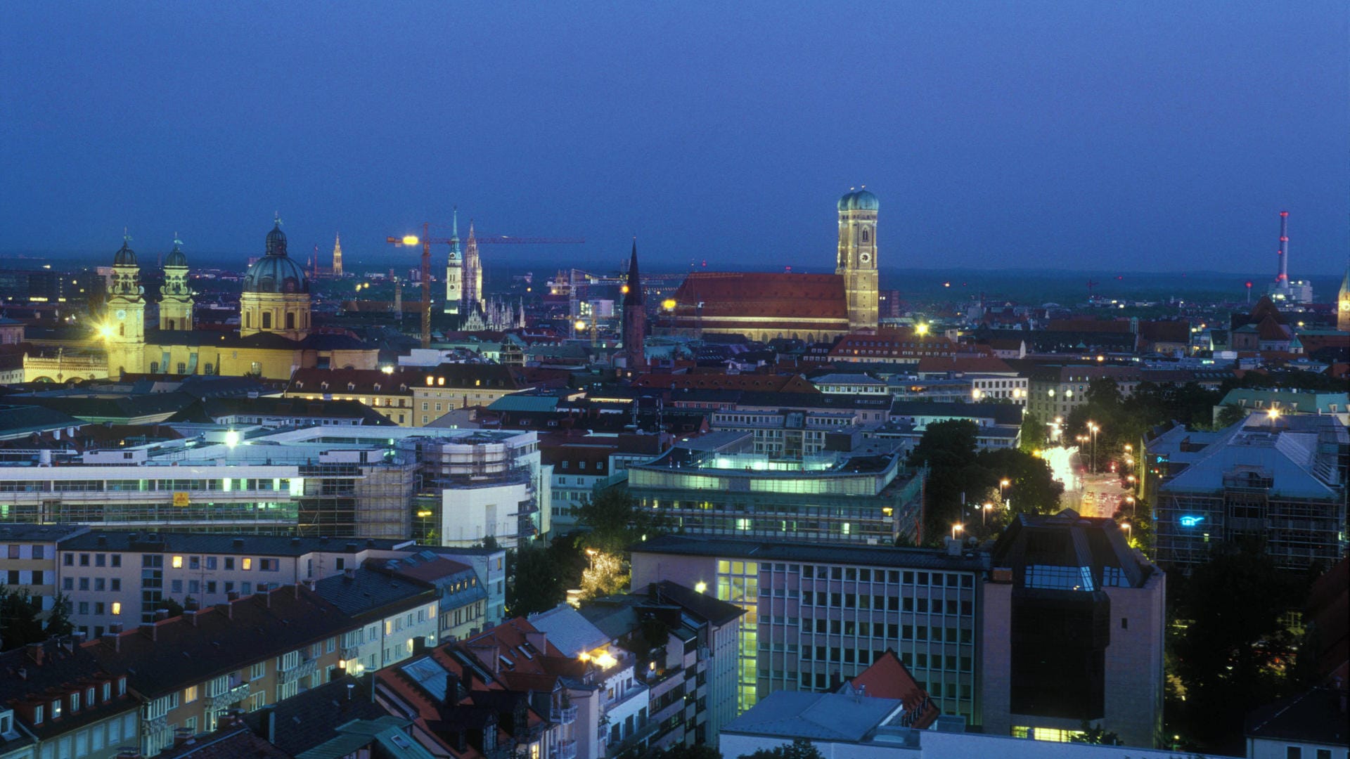 München bei Nacht (Archivbild): Die Münchner schlafen überdurchschnittlich gut.