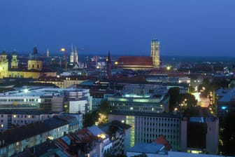 München bei Nacht (Archivbild): Die Münchner schlafen überdurchschnittlich gut.