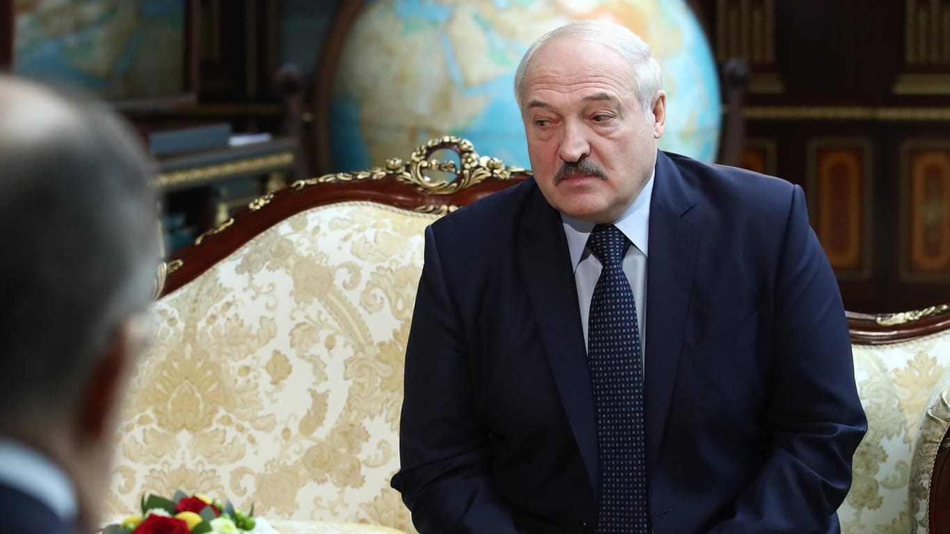 Alexander Lukaschenko: Nach der erzwungenen Notlandung des Ryanair-Flugzeugs gerät der Diktator immer mehr unter Druck.