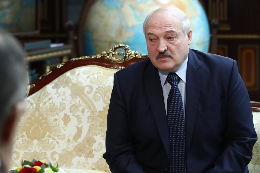 Alexander Lukaschenko: Nach der erzwungenen Notlandung des Ryanair-Flugzeugs gerät der Diktator immer mehr unter Druck.