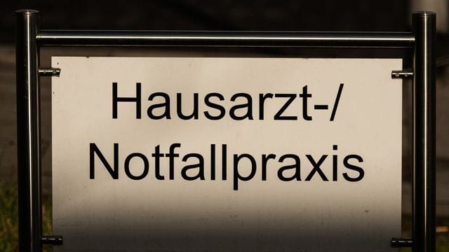 Laut einer Studie könnte die Zahl der Hausärzte in einigen Landkreisen bis 2035 um rund 50 Prozent zurückgehen.